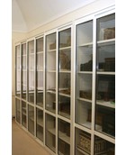 Шкафы с раздвижными стеклянными дверями 